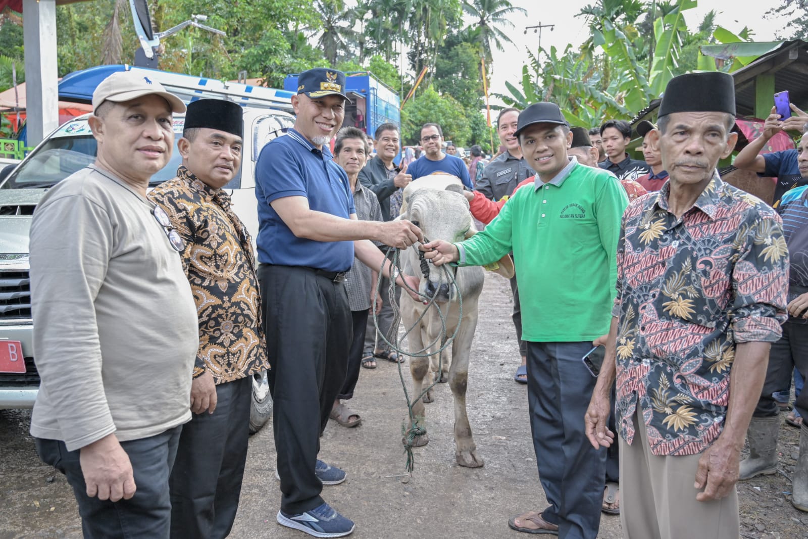 Gubernur Mahyeldi Tinjau Pembetonan Jalan dan Tebar Qurban di Kampung Langgai