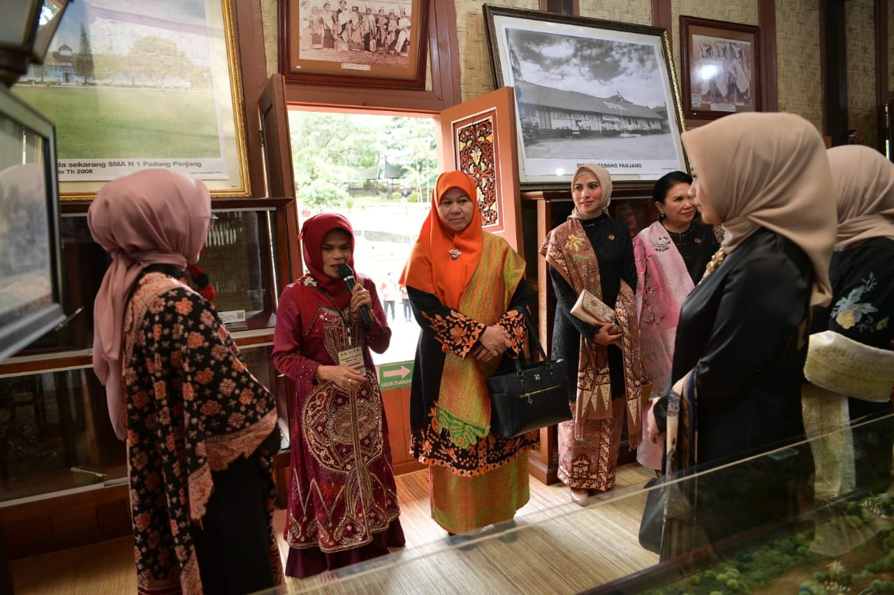 Kunker Hari Ke-2, RI 4 Sebut Kuliner Di Ranah Minang Cuma Dua, Enak dan Enak Sekali