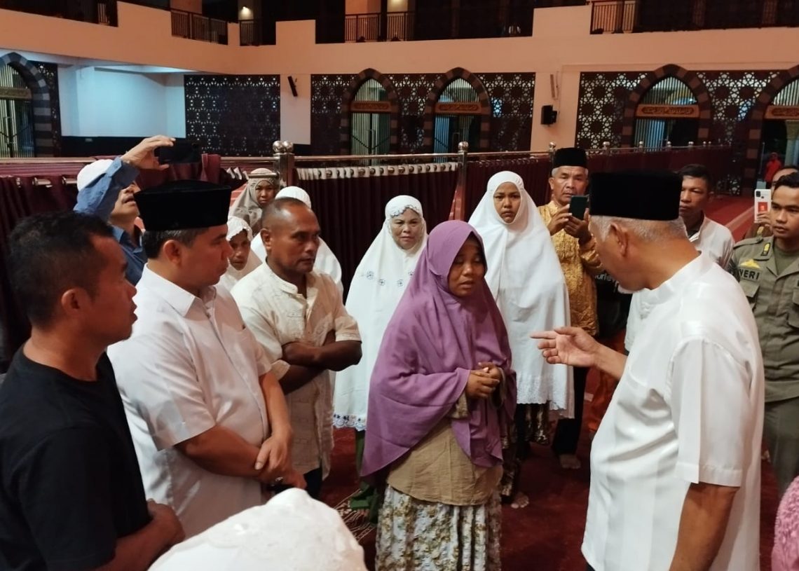 Temui Pengunjuk Rasa di Masjid Raya Sumbar, Gubernur Mahyeldi Janjikan Keamanan dan Keadilan