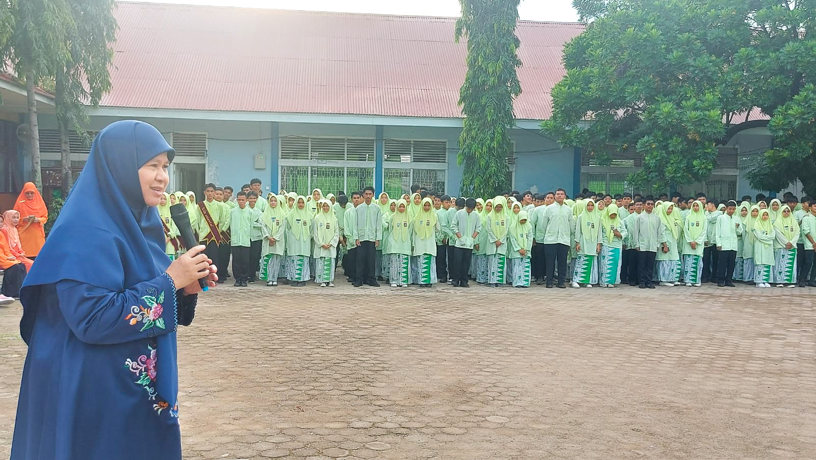 Ummi Harneli Bekali Kunci Sukses Kepemimpinan Bagi Seribuan Siswa SMAN 4 Padang 