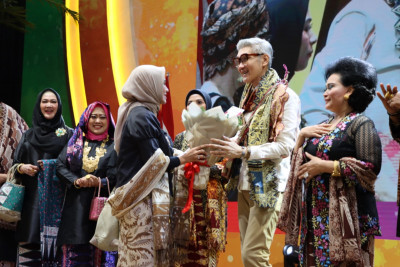 Dukung Kerajinan Sumatera Barat, Ny. Fitria Amalia Audy Hadiri Fashion Show Pesona Kreasi Batik Minang 