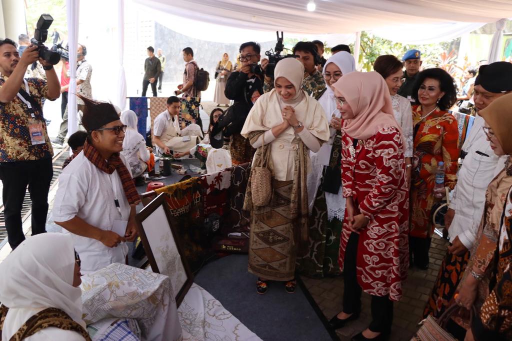 Ketua Umum Dekranas Ibu Wury Ma'ruf Amin Torehkan Tinta Emas Pada Batik Lumpo di Acara Hari Batik Nasional