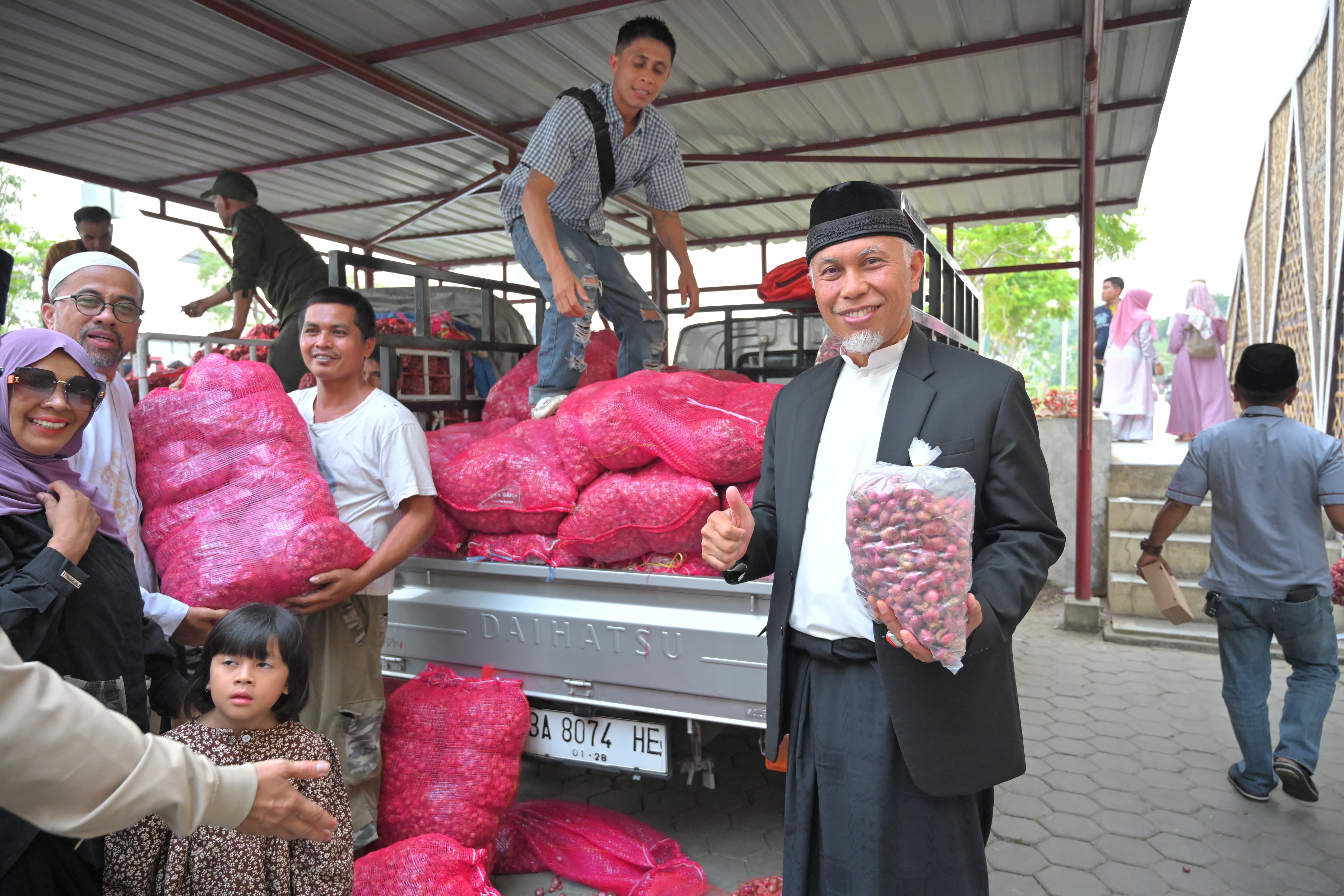 Gubernur Mahyeldi Tanggapi Keluhan Petani Bawang Merah 