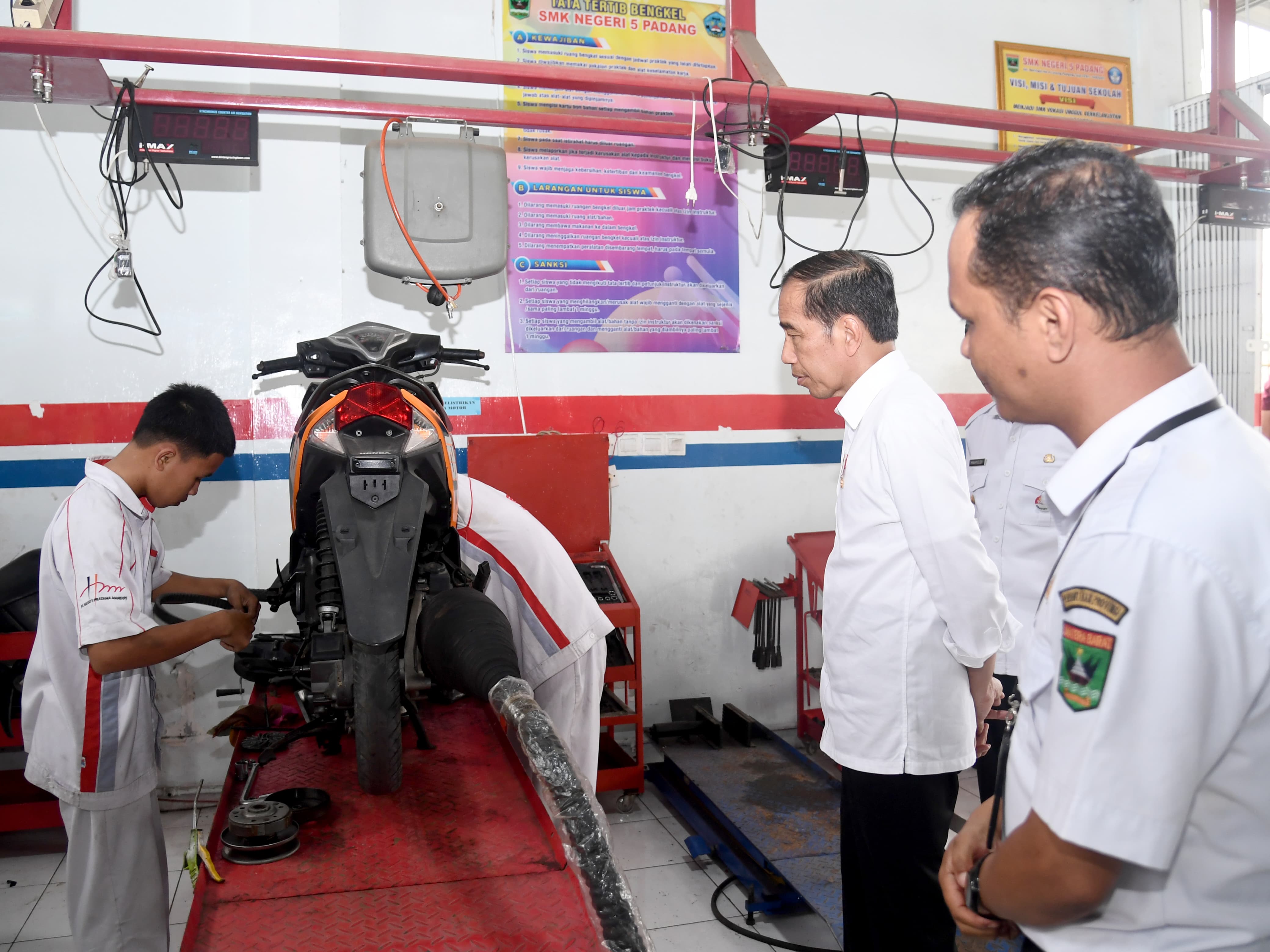 Presiden Jokowi Tinjau Pembelajaran Praktik di SMK Negeri 5 Padang