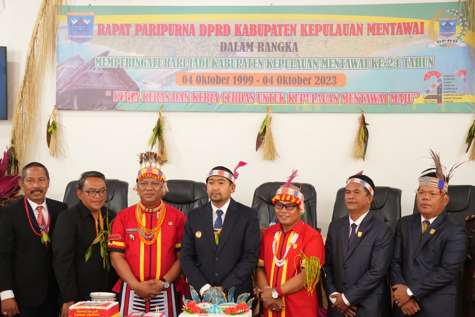 Rapat Paripurna Hut Mentawai ke 24, Wagub Kenakan Baju Adat Mentawai Sebagai Bentuk Apresiasi