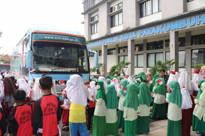 Tiba di Payakumbuh Rombongan Roadshow Bus KPK disambut Warga Dengan Antusias