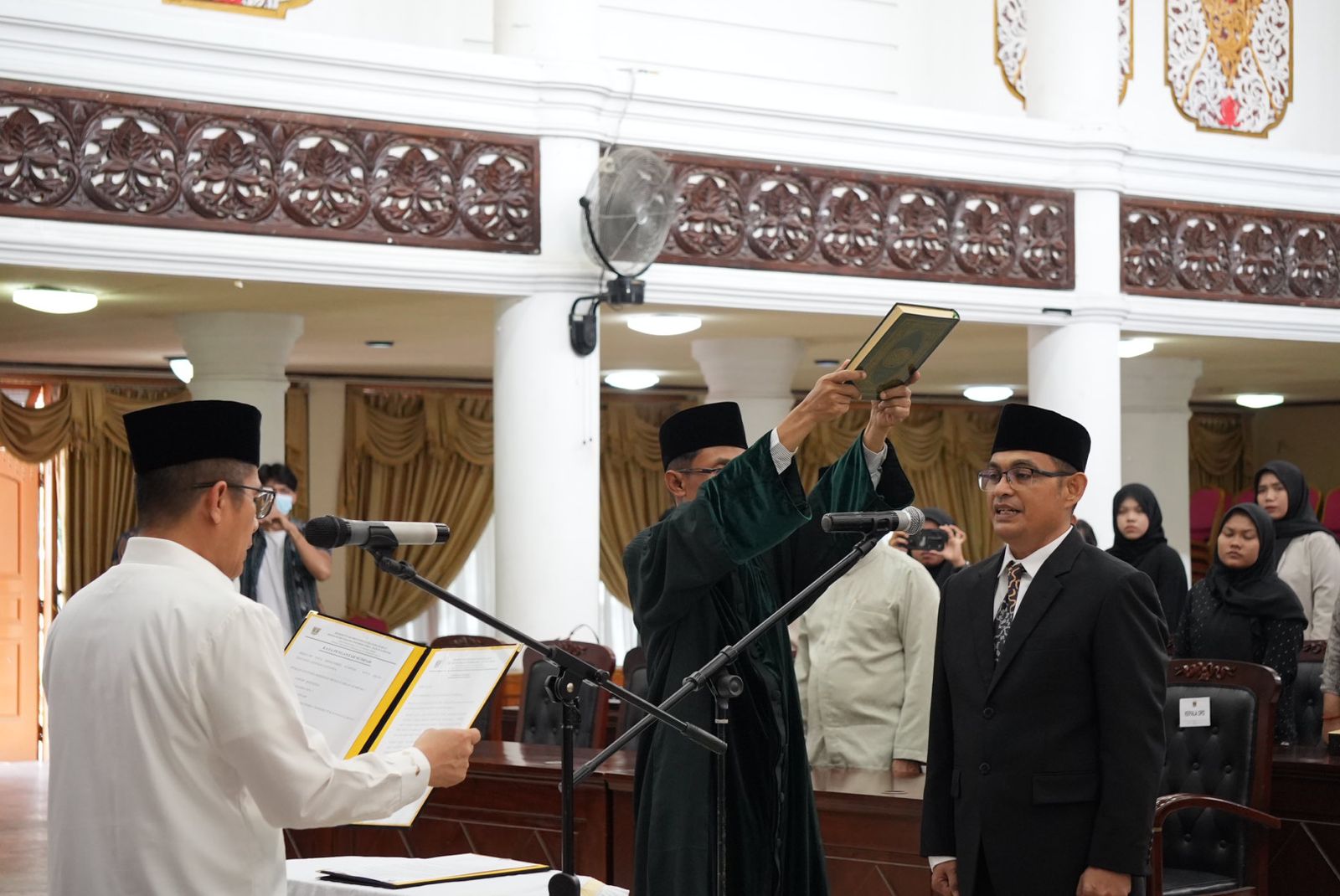 Gubernur Sumbar Resmi Lantik Yusrin Trinanda Sebagai Pengganti Antar Waktu Anggota KPID Sumbar