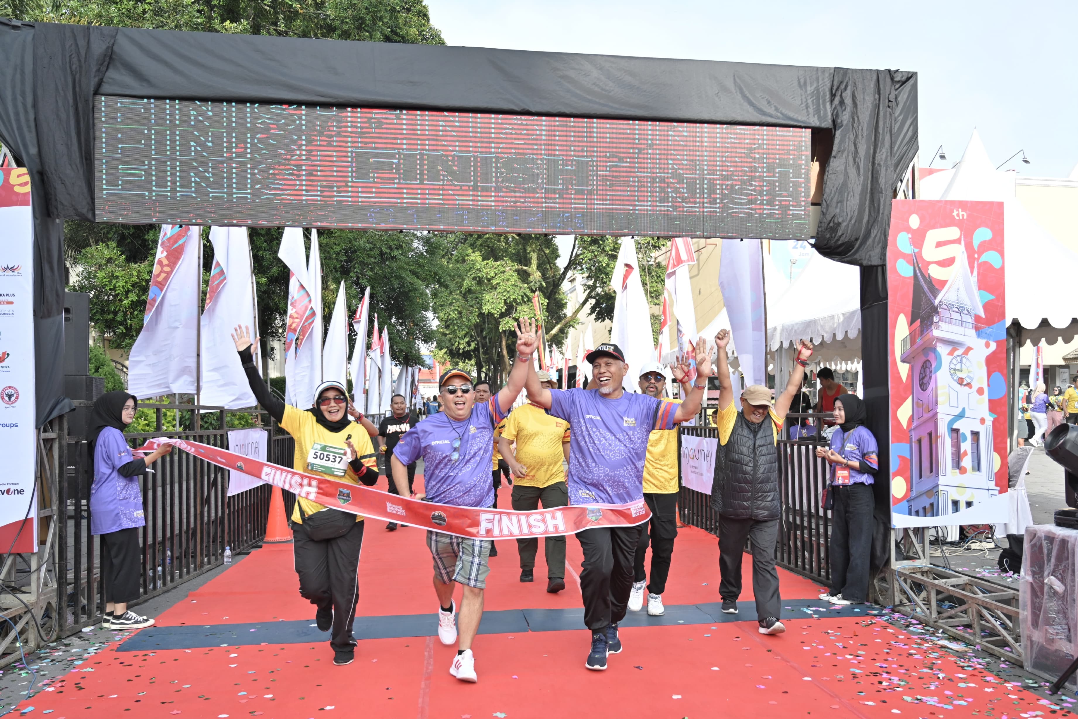 Gubernur Mahyeldi Kibarkan Flag Off Minang Geopark Run 2023