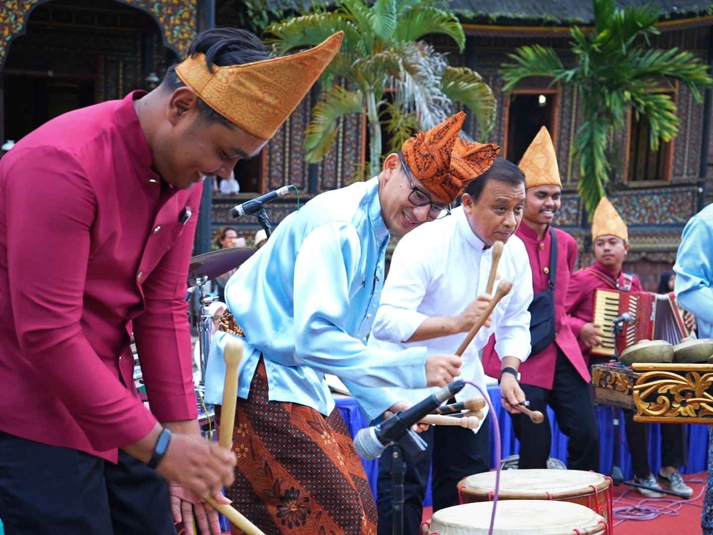 Keseruan Sandiaga Uno Tabuh Tambua Tansa Meriahkan Festival Pesona Minangkabau 