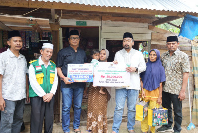Wagub Sumbar Serahkan Bantuan Bedah Rumah dan Mesjid Saat Safari Ramadhan ke Sijunjung
