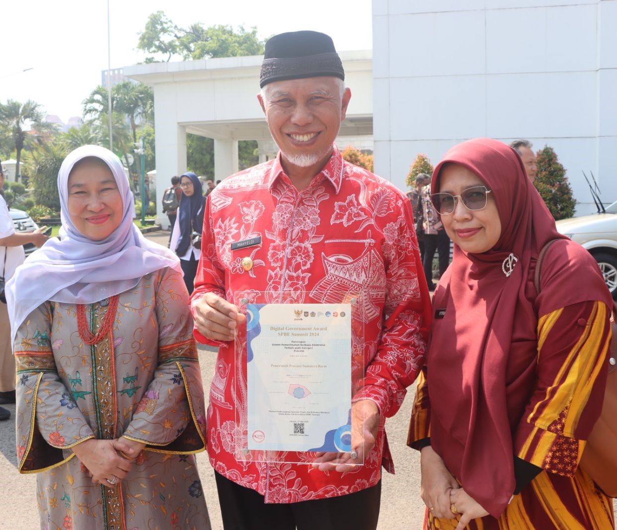 Pemprov Sumbar Terima Digital Government Award SPBE Summit 2024 dari Kemenpan RB