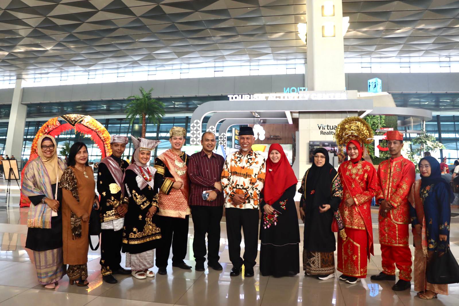 Seni dan Budaya Minangkabau Dipromosikan Lewat Parade di Terminal 3 Bandara Soeta