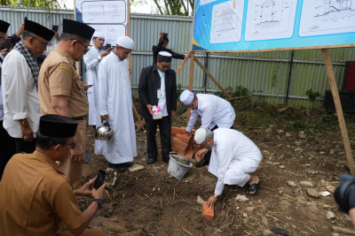 Cucu Cicit Syekh Ahmad Khatib Al Minangkabawi Letakkan Batu Pertama Pembangunan Perpustakaan di Balai Gurah