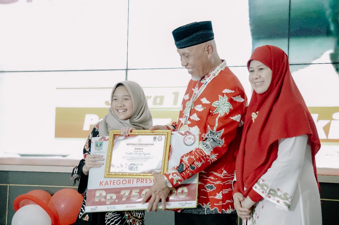 Gubernur Sumbar Serahkan Hadiah Pemenang Lomba Presenter, Penyiar dan MC