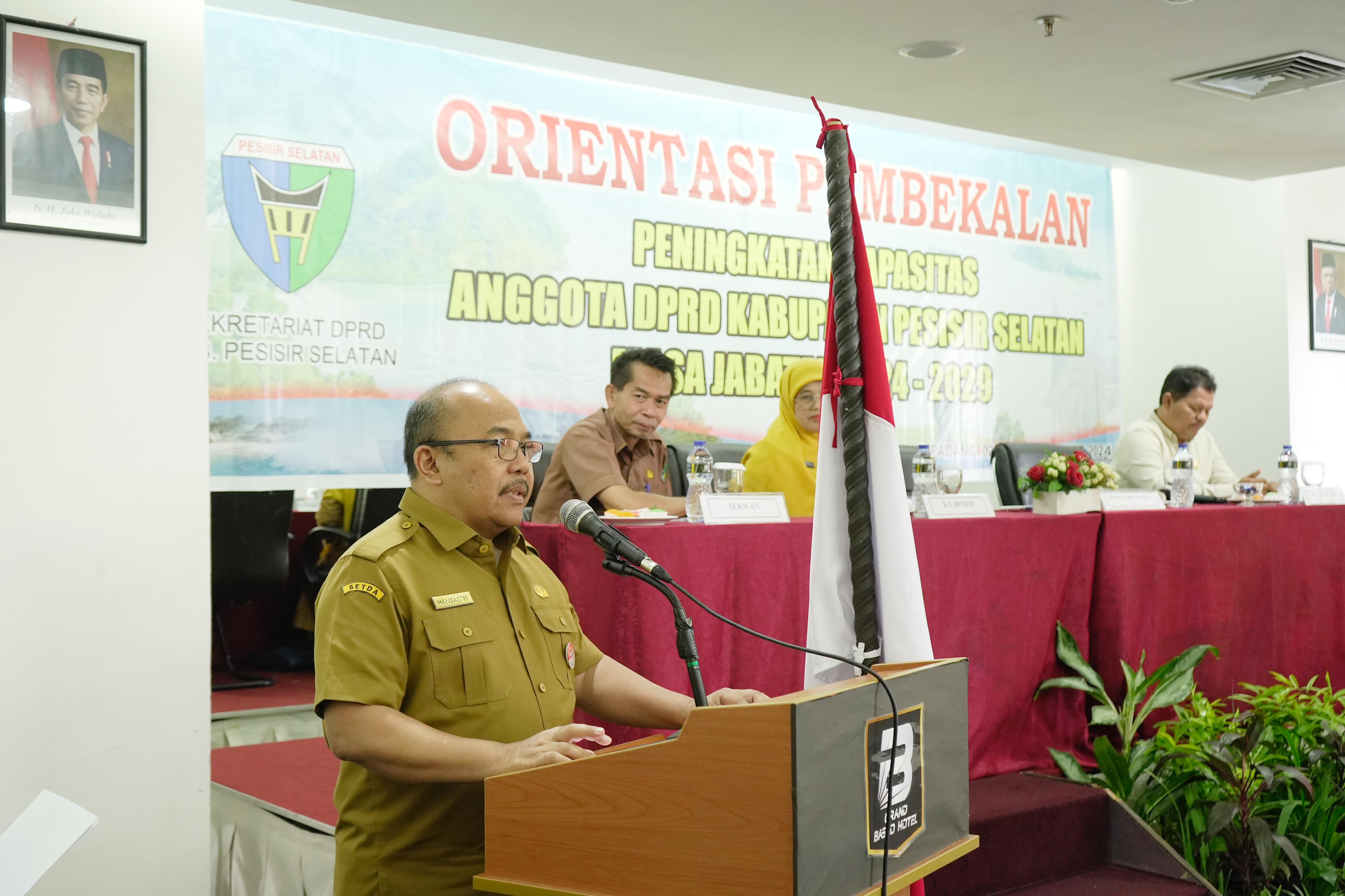 Buka Orientasi Anggota DPRD Pessel, Sekda Hansastri Berpesan Jaga Integritas dan Kepercayaan Publik