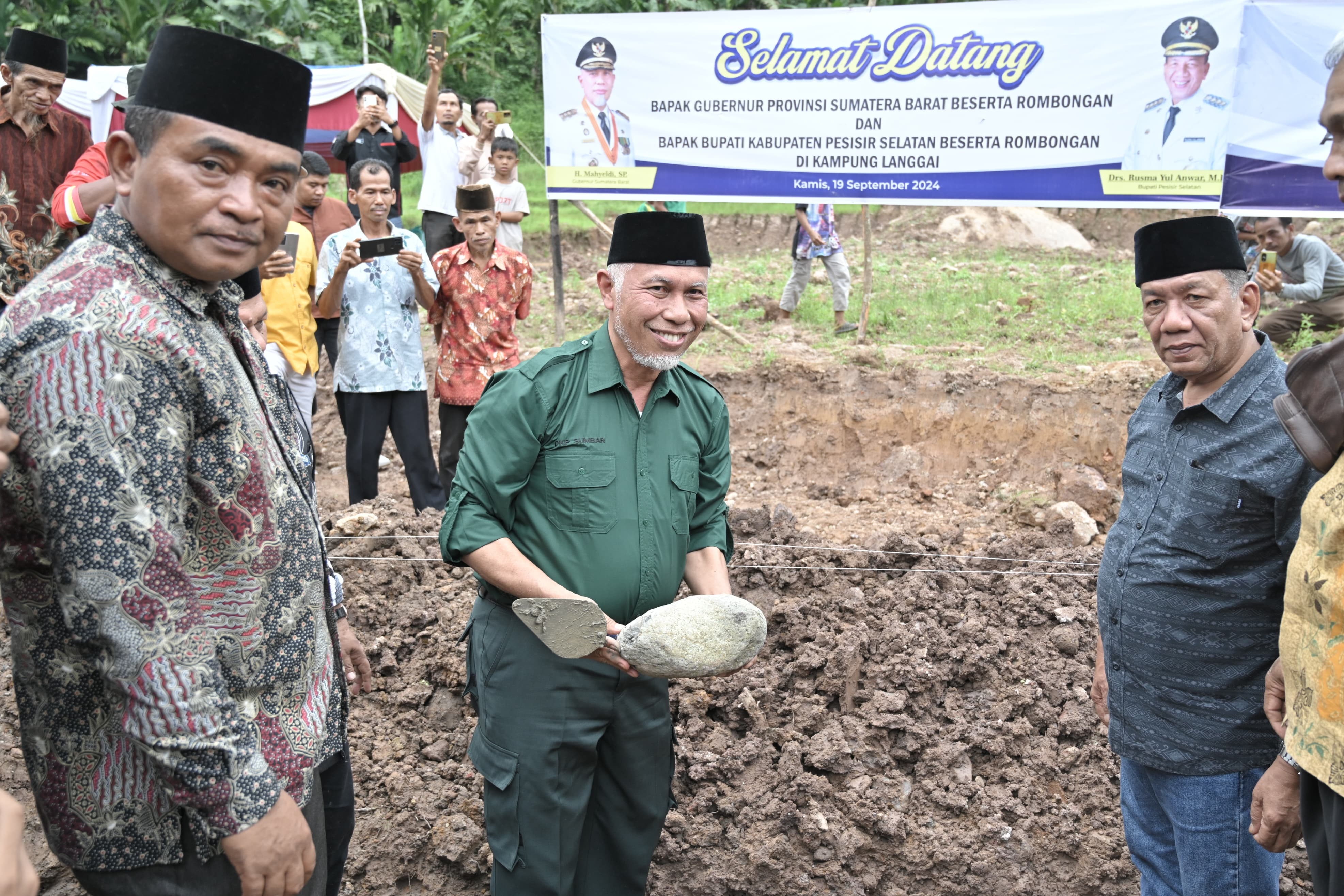 Kunjungan Kerja ke Pessel, Gubernur Mahyeldi Bangun Kembali Masjid di Langgai yang Hancur Akibat Longsor