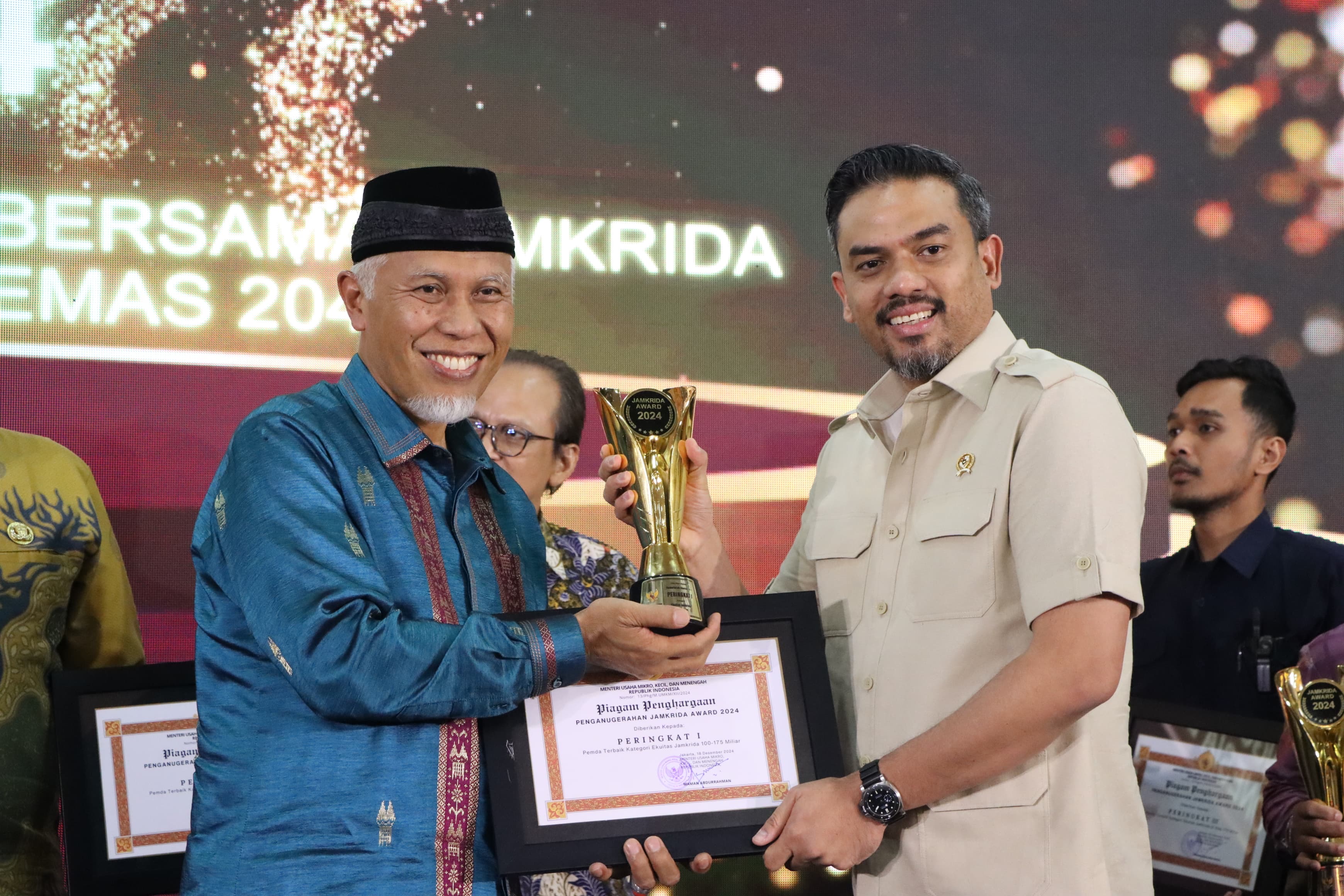 Gubernur Mahyeldi Terima Penghargaan Jamkrida Award 2024 Dari Menteri UMKM