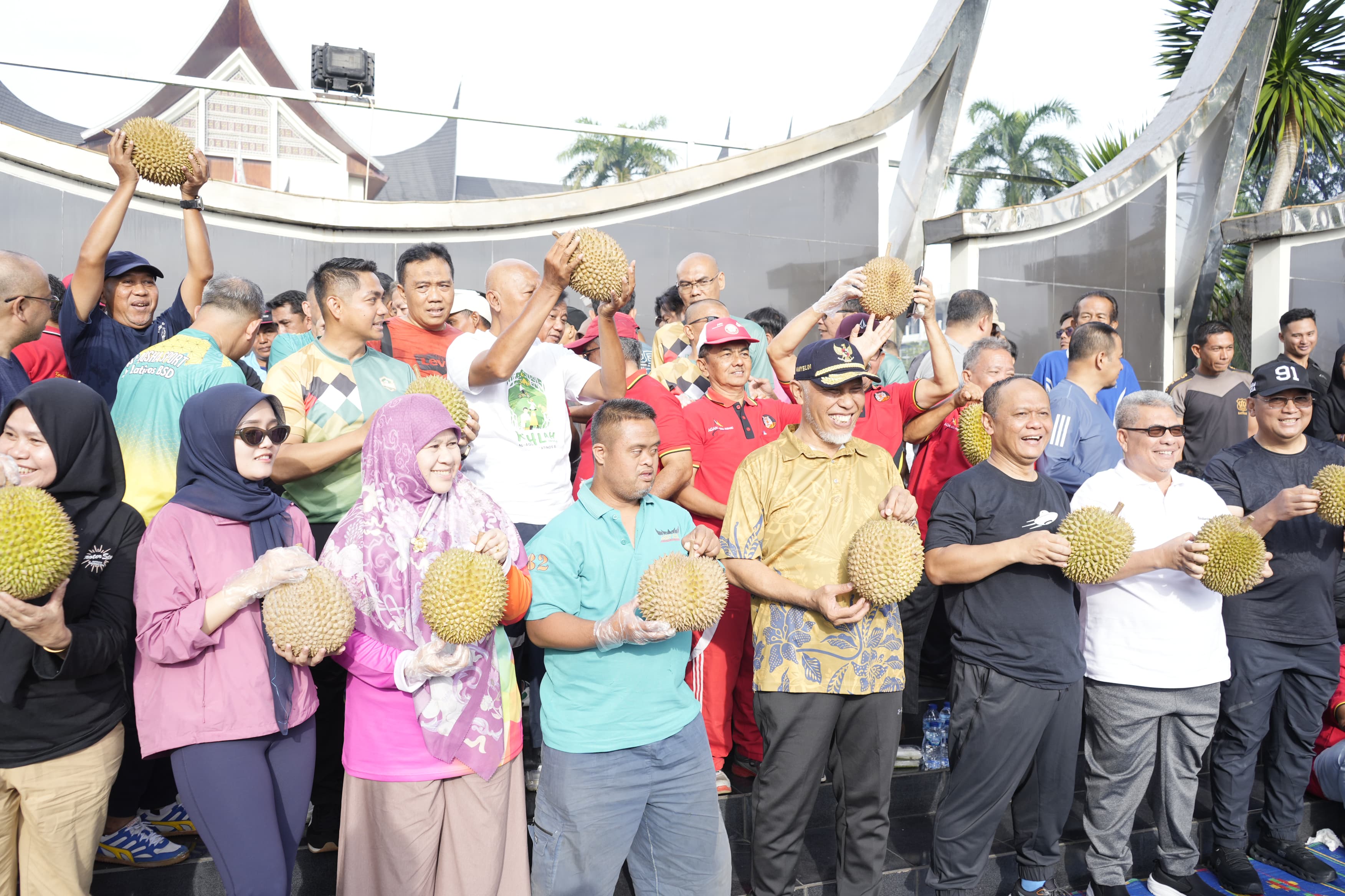 Pecah, 30 Ribu Warga Sumbar Sesaki CFD Meriahkan Balanjuang Durian