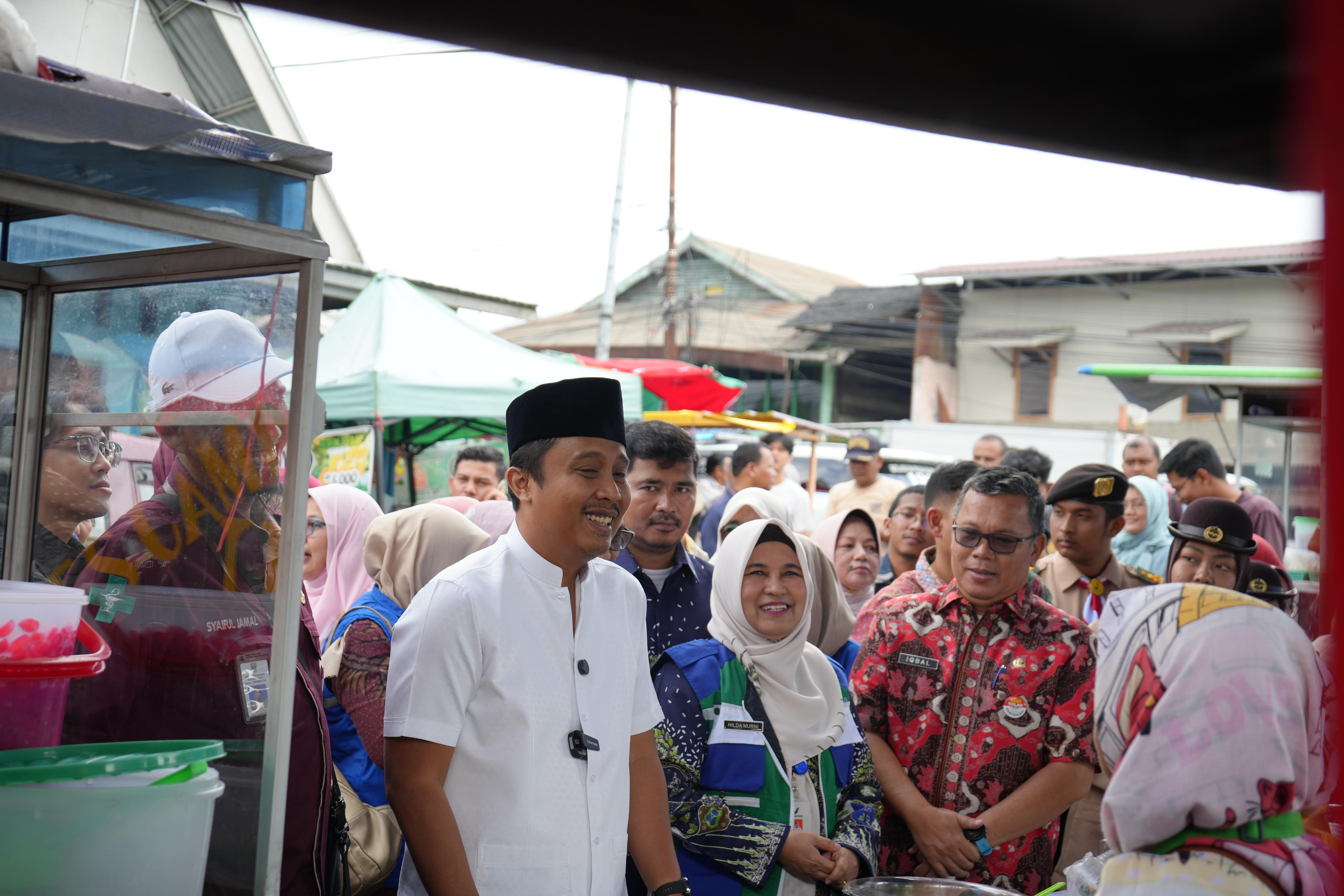 Pemprov Sumbar Pastikan Keamanan Takjil Melalui Pemeriksaan Langsung di Pasar Banda Buek