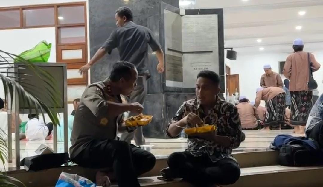 Berbuka Puasa Sederhana, Wagub Vasko dan Kapolda Sumbar Tunjukkan Kedekatan di Pinggir Masjid