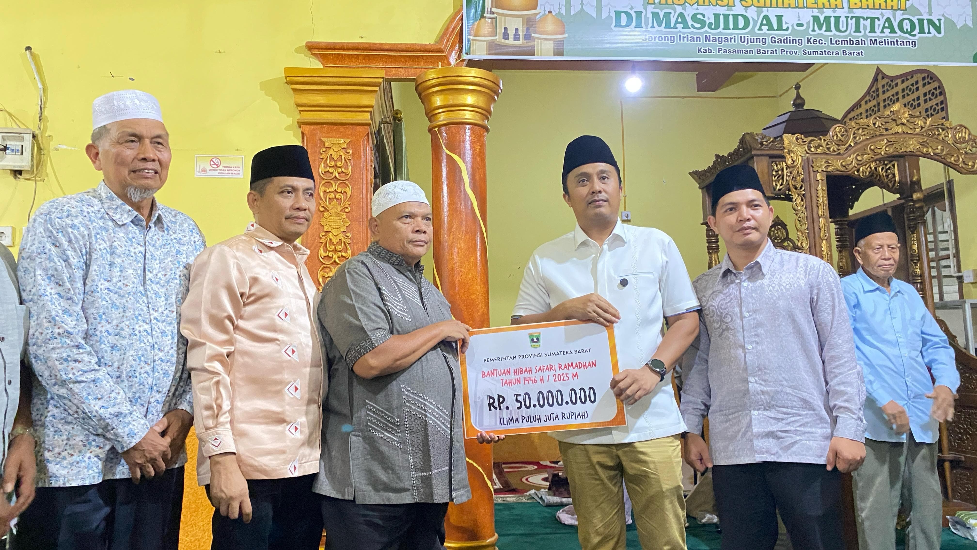 Safari Ramadan di Pasbar, Wagub Sumbar Serahkan Bantuan Masjid dan Bedah Rumah